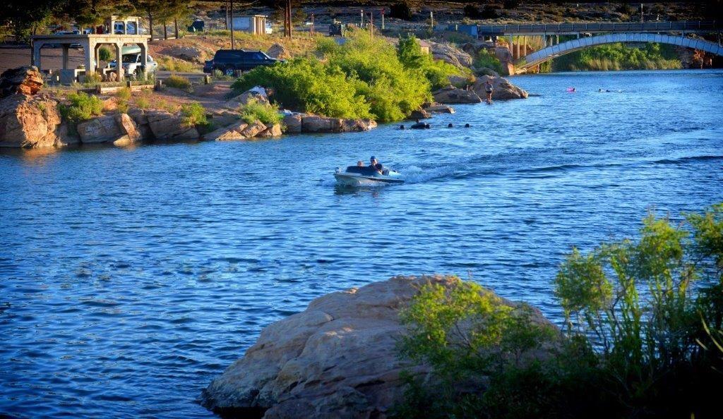 winslow-arizona-mchood-park-clear-creek-reservoir-bridge-boat