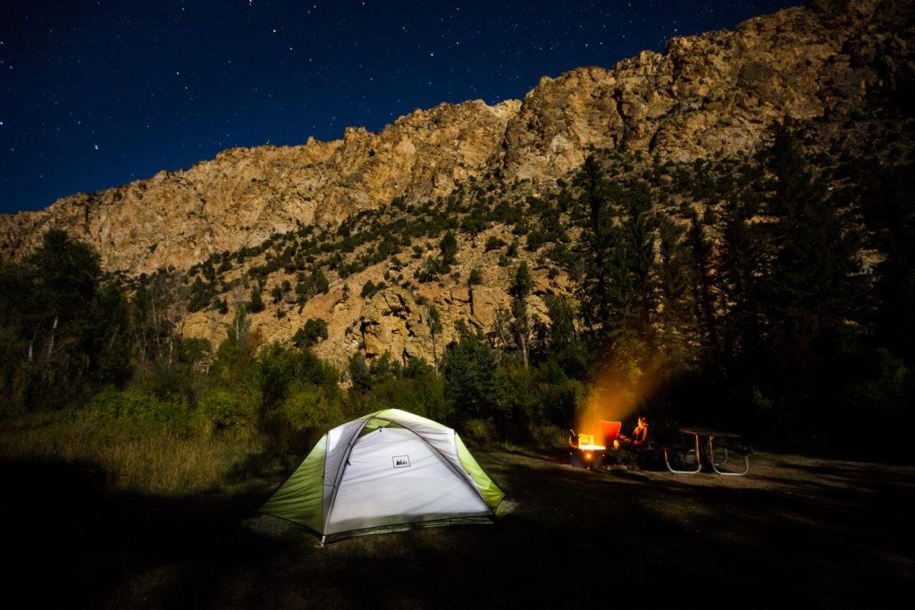 flaming-gorge-camping-night-stars-tent-fire