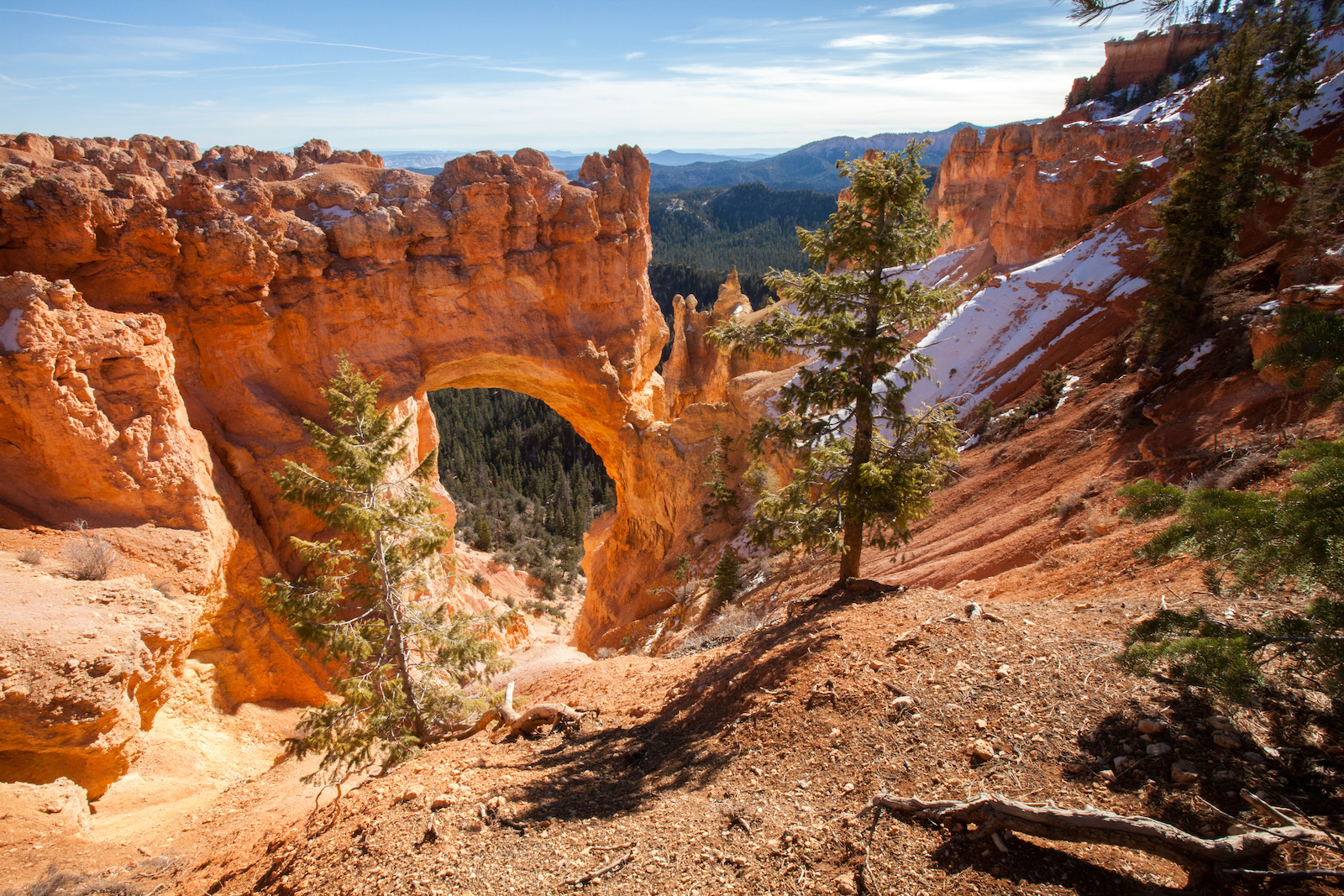 Natural Arch in Bryce Canyon National Park in the shoulder season